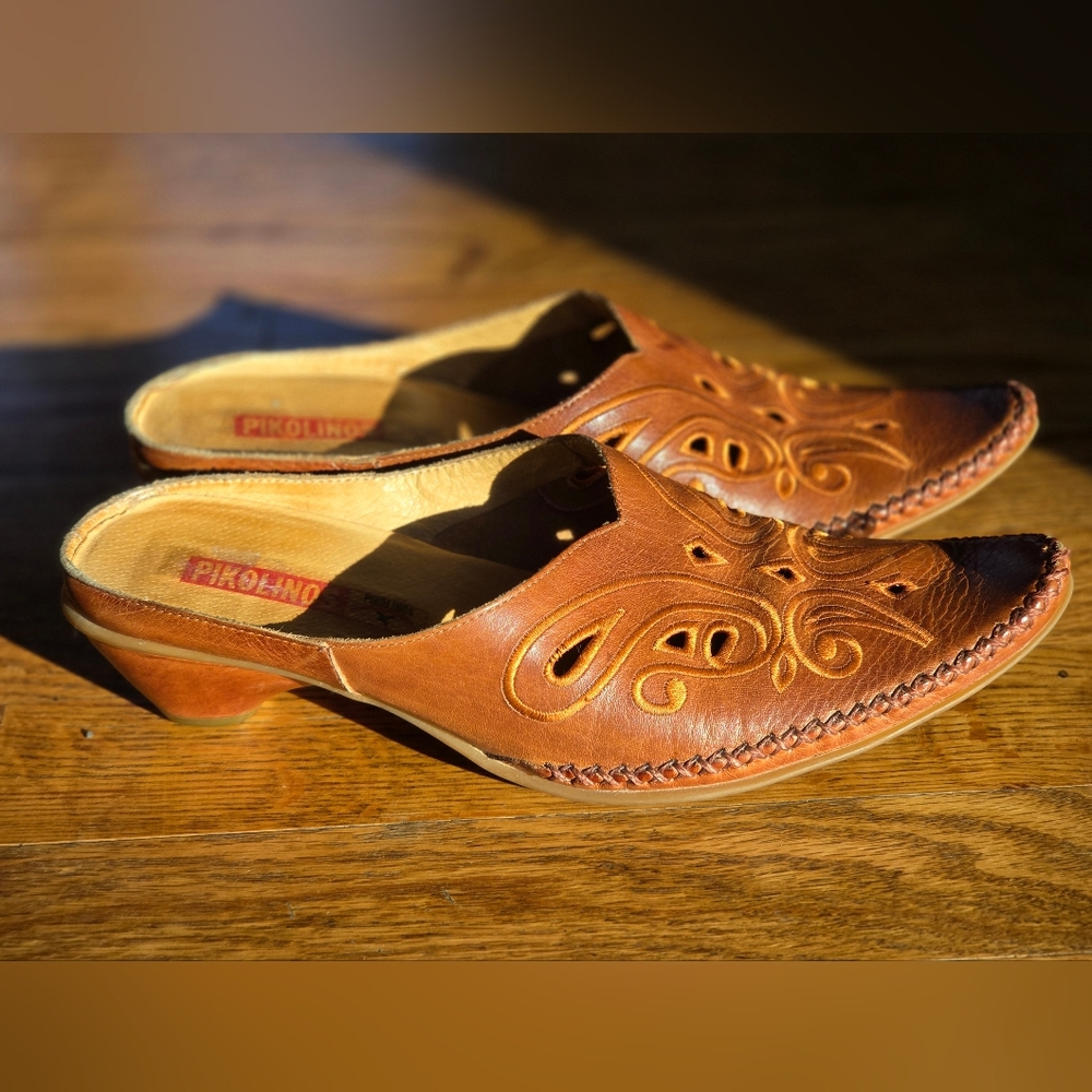 PIKOLINOS Women's Tan Leather Mules with Cutout Design